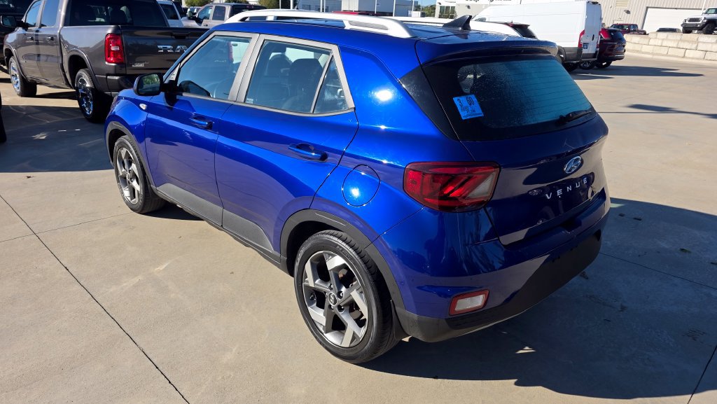 Used 2022 Hyundai Venue SEL FWD image 3