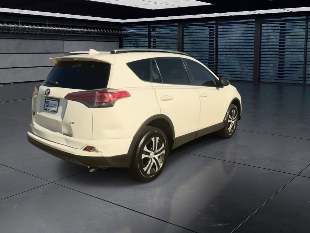 Used 2018 Toyota RAV4 LE image 8