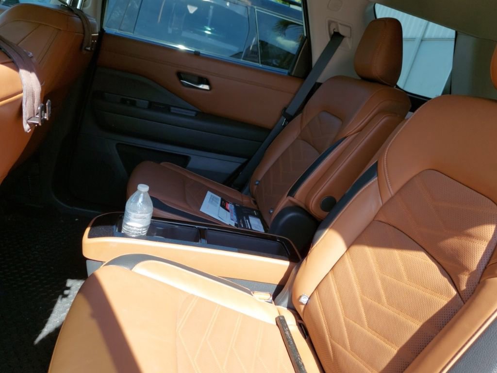 Used 2024 Nissan Pathfinder Platinum AWD/4WD image 13