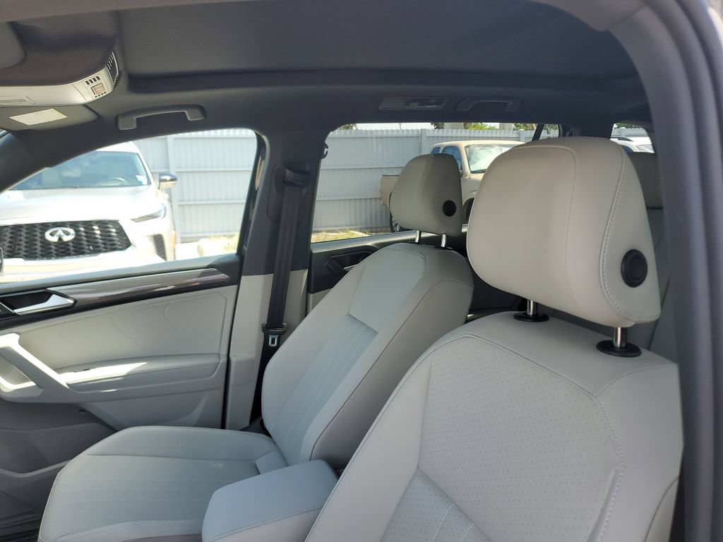 Certified 2023 Volkswagen Tiguan SE R-Line FWD image 22
