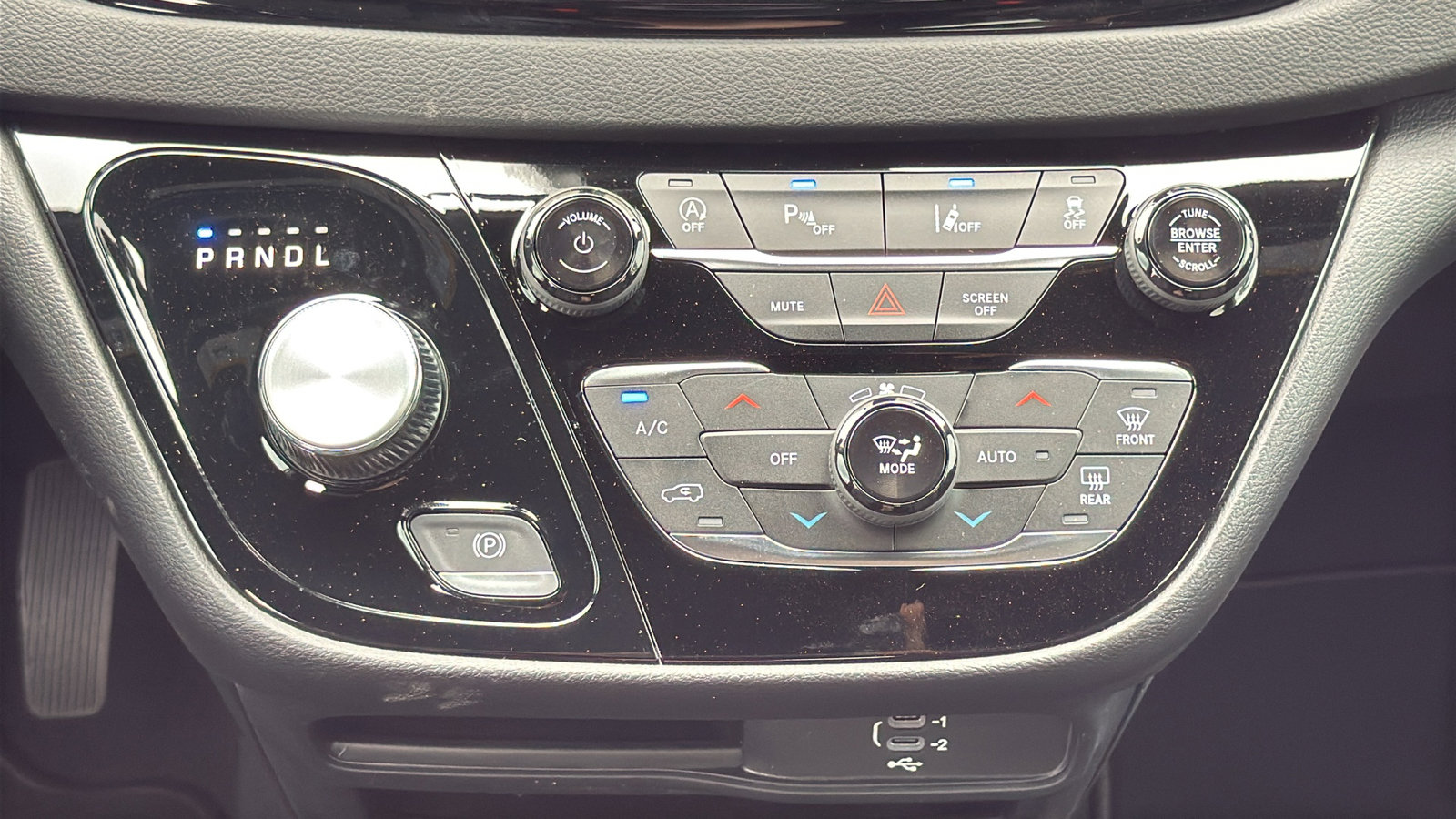 New 2026 Chrysler Voyager LX image 25