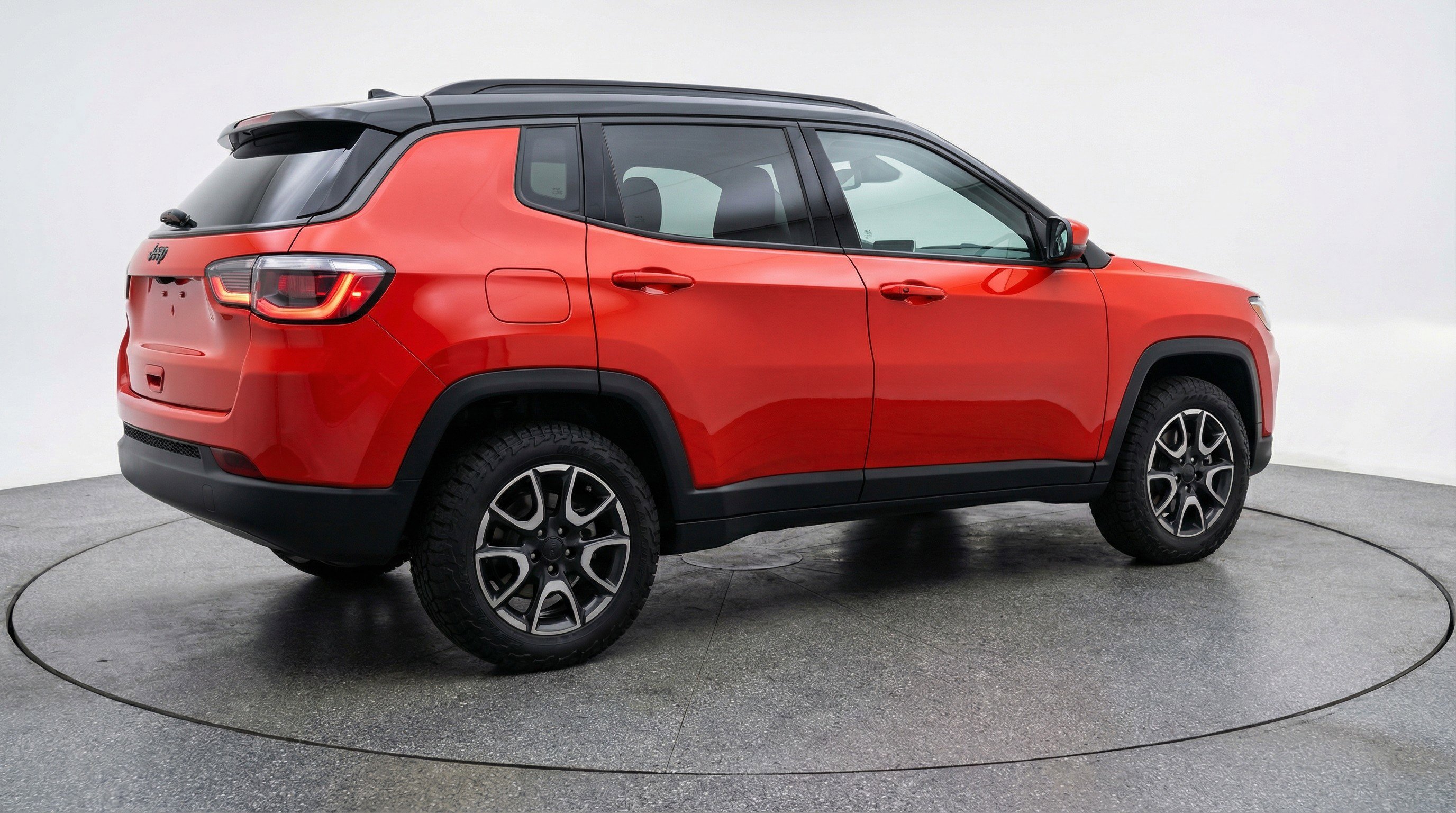 Used 2025 Jeep Compass Trailhawk image 9