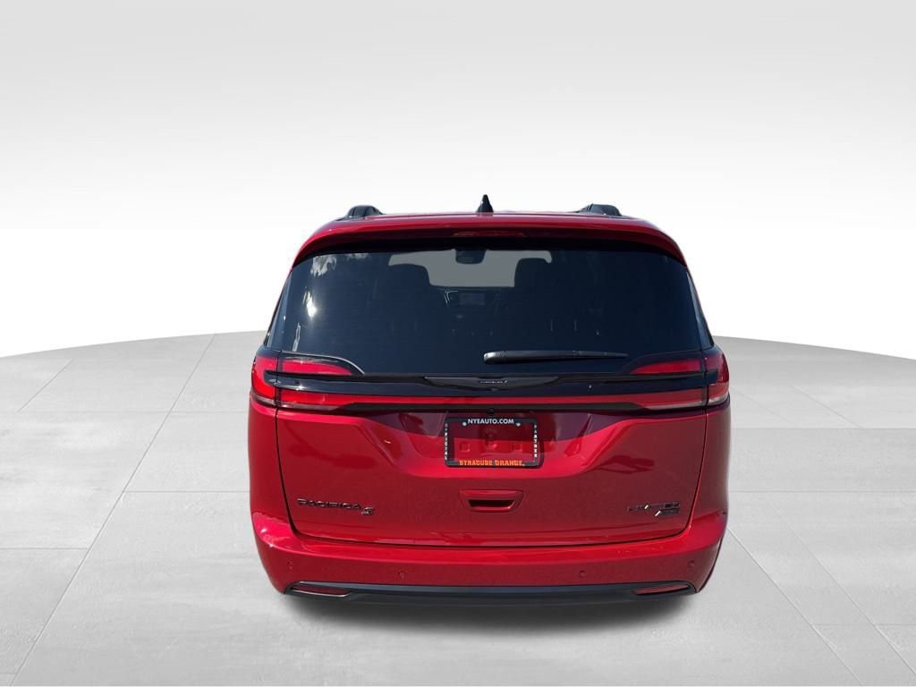 New 2026 Chrysler Pacifica Limited w/ Uconnect Theater Family Group image 4