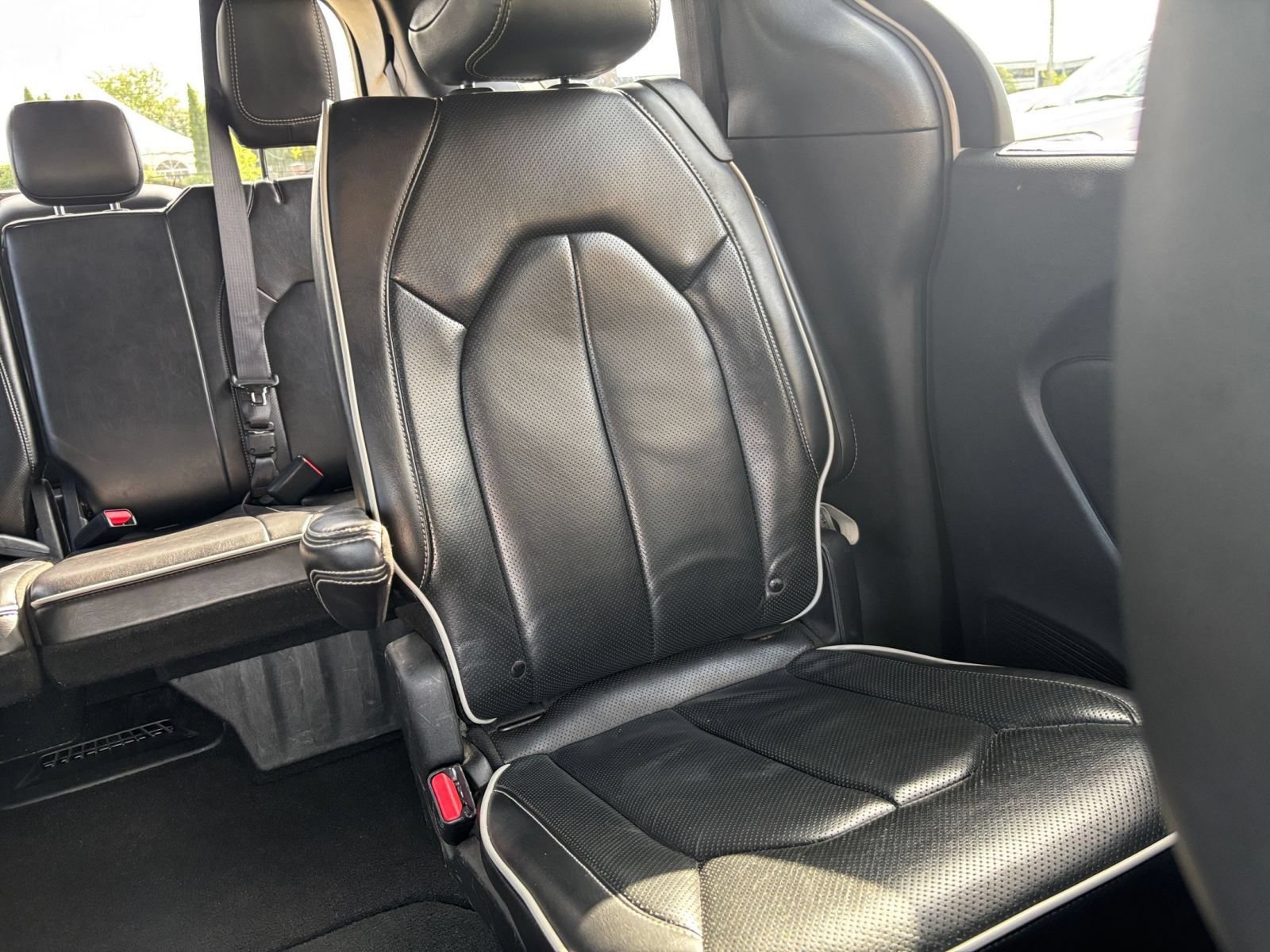Used 2025 Chrysler Pacifica Limited FWD image 38