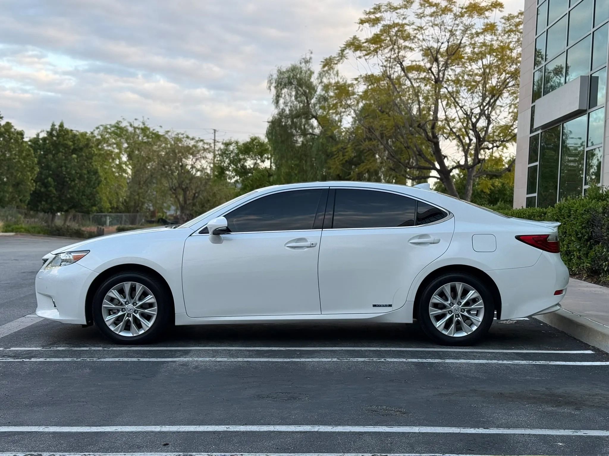 Used 2015 Lexus ES 300h w/ Navigation System Package FWD image 2