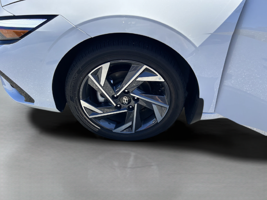 Certified 2025 Hyundai Elantra Limited FWD image 37