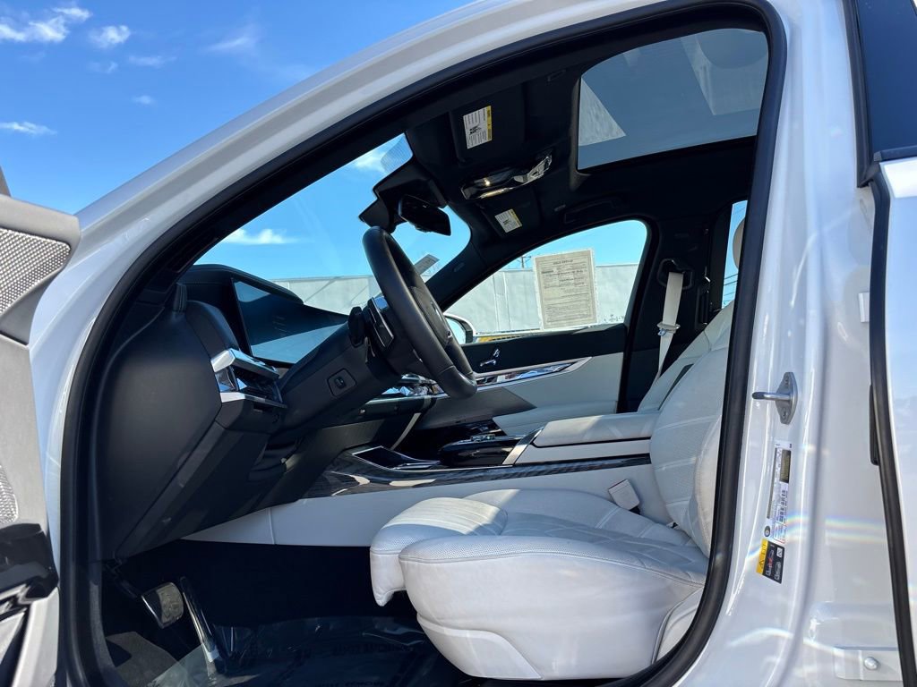 Used 2025 BMW 750e xDrive 750e xDrive w/ Premium Package image 9