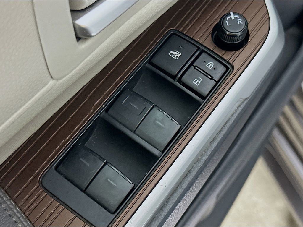 Used 2024 Toyota Sienna XLE FWD image 21