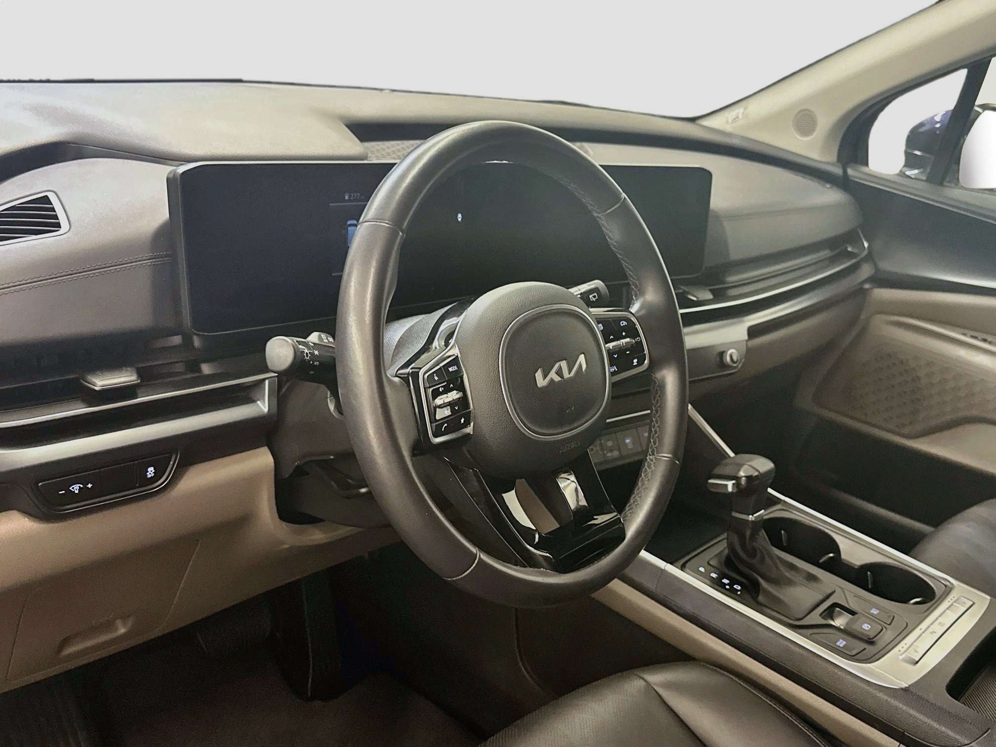 Used 2025 Kia Carnival FWD image 18