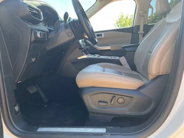 Used 2021 Ford Explorer Limited w/ Equipment Group 301A AWD/4WD image 31
