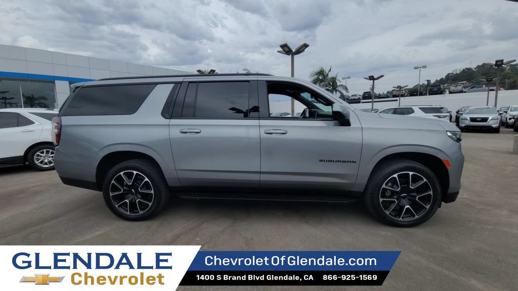 Used 2024 Chevrolet Suburban RST RWD image 2