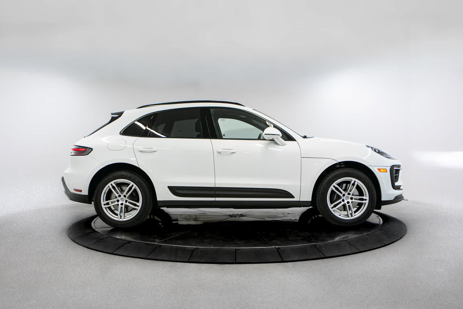 Certified 2025 Porsche Macan AWD/4WD image 8