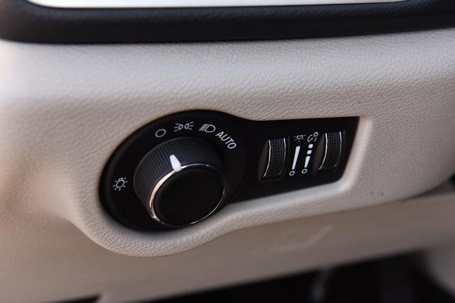 Used 2023 Chrysler Voyager LX image 10