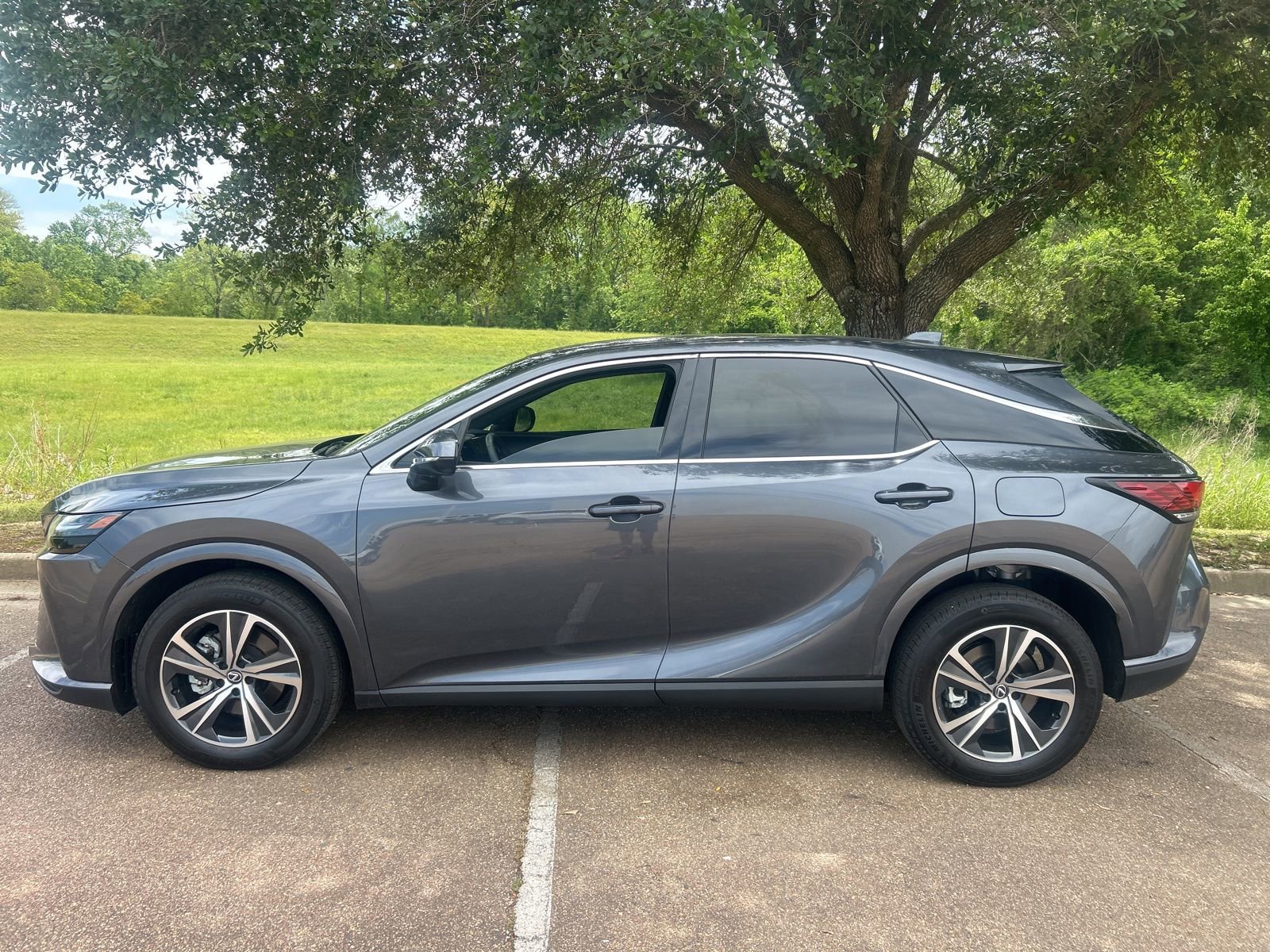 Used 2025 Lexus RX 350 FWD w/ Technology Package image 2