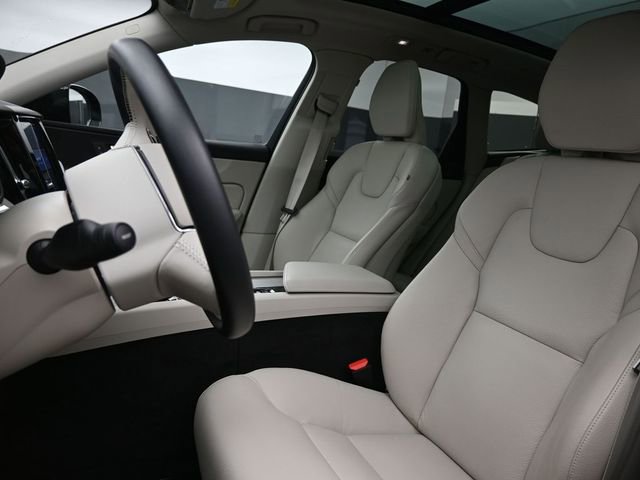 Used 2024 Volvo XC60 B5 Plus image 9