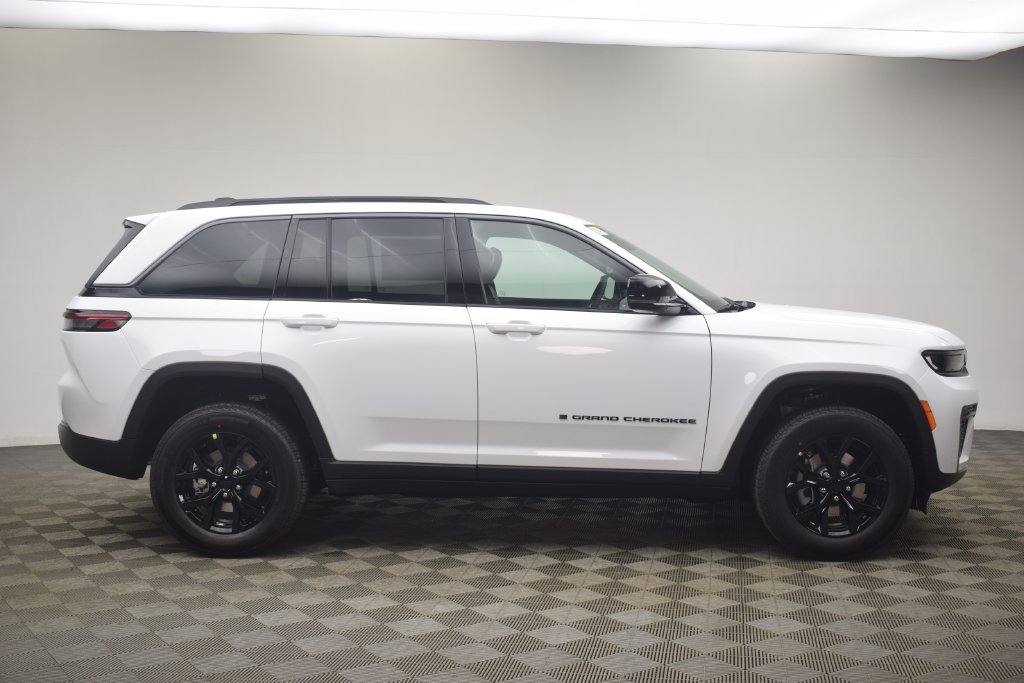 New 2026 Jeep Grand Cherokee Altitude AWD/4WD image 4
