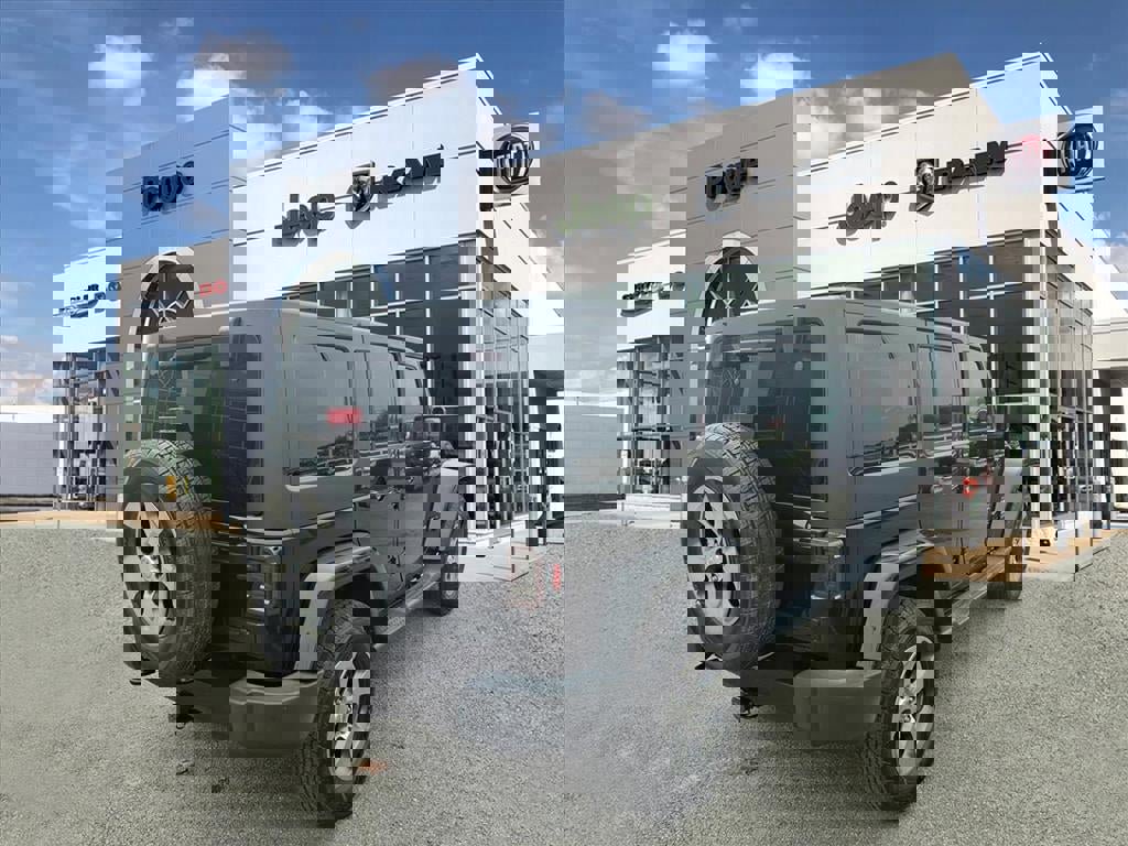 Used 2017 Jeep Wrangler Unlimited Sahara image 2