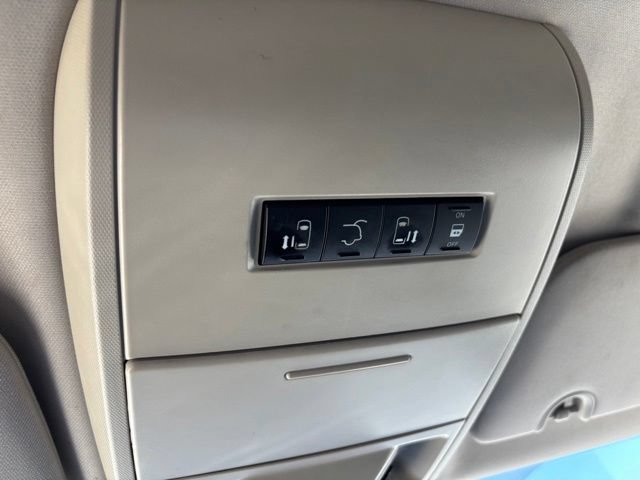 Used 2014 Chrysler Town & Country Touring FWD image 17