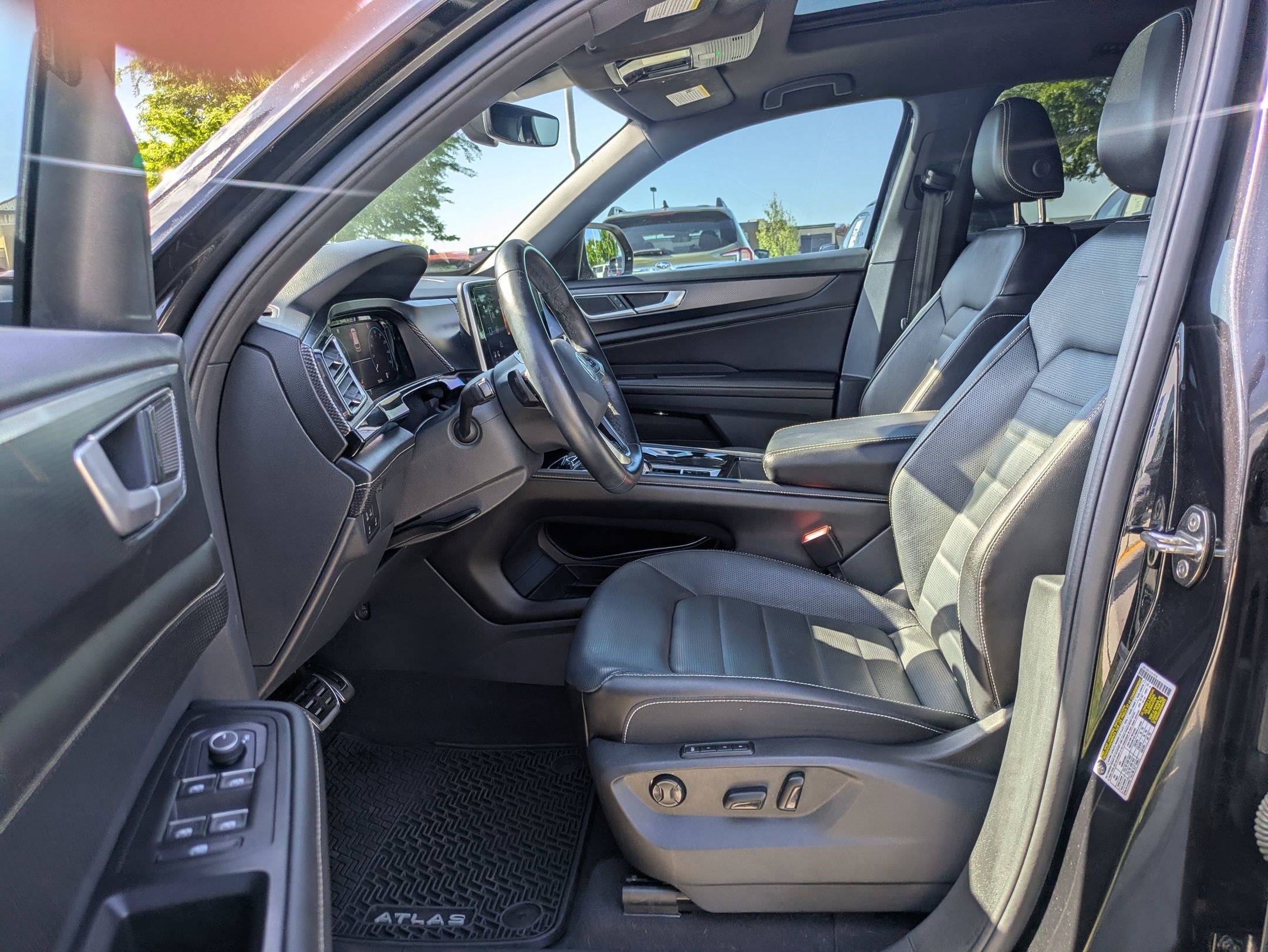Certified 2024 Volkswagen Atlas Cross Sport SEL R-Line AWD/4WD image 18