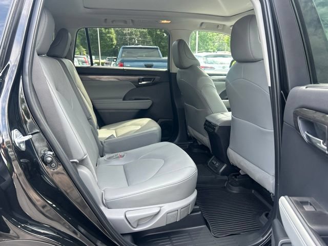 Used 2025 Toyota Highlander Platinum AWD/4WD image 18