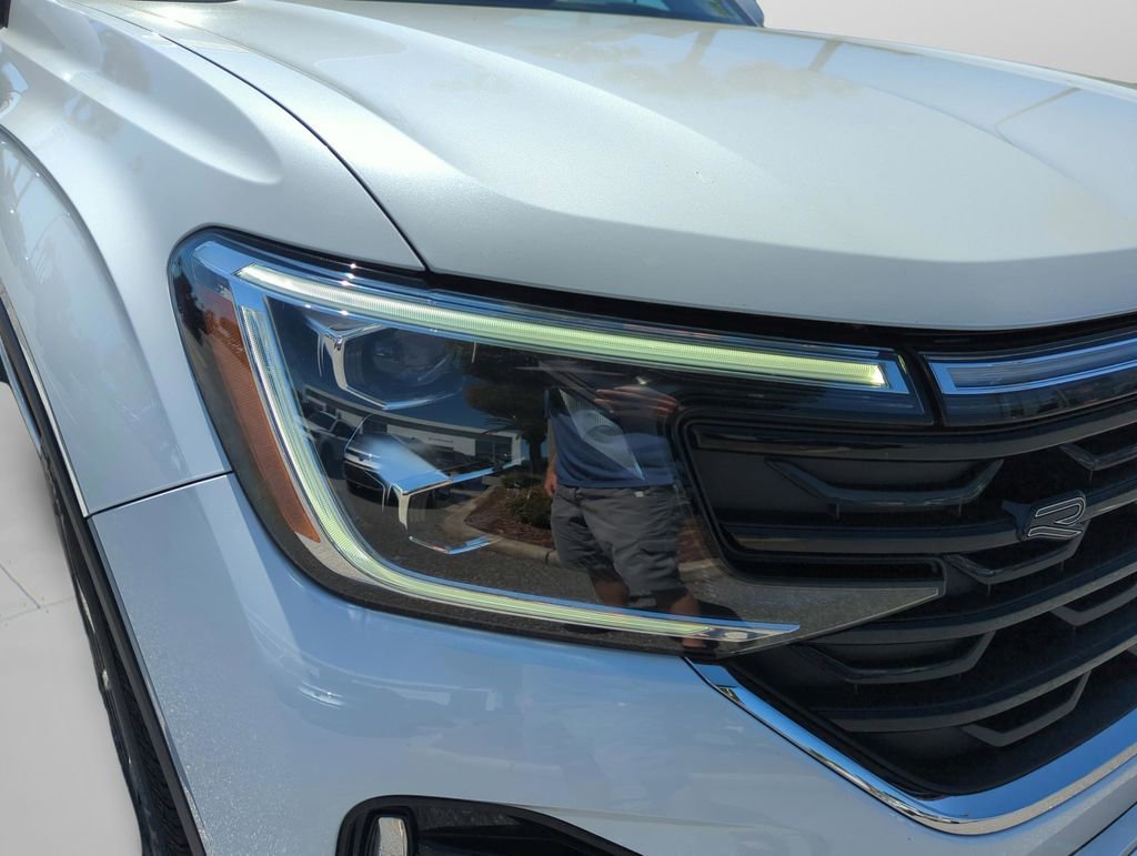 Used 2024 Volkswagen Atlas SEL Premium R-Line image 17