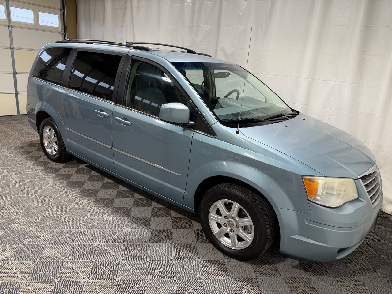 Used 2009 Chrysler Town & Country Touring w/ Flexible Seating Group image 10