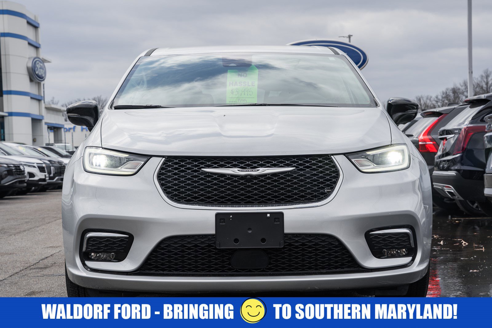 Used 2024 Chrysler Pacifica Touring-L image 2