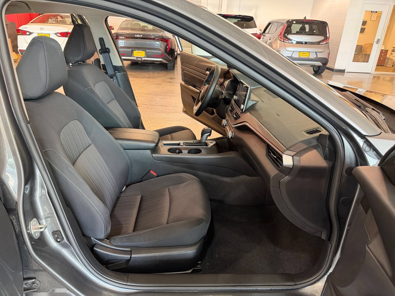 Used 2025 Nissan Altima 2.5 SV FWD image 30