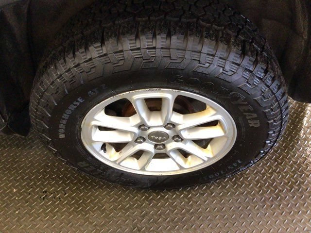 Used 2019 Jeep Grand Cherokee Laredo AWD/4WD image 27