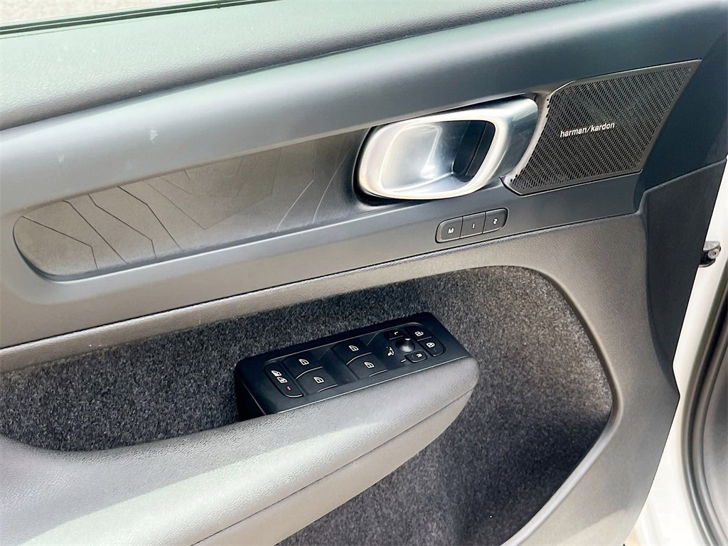 Used 2023 Volvo XC40 Recharge Ultimate image 18