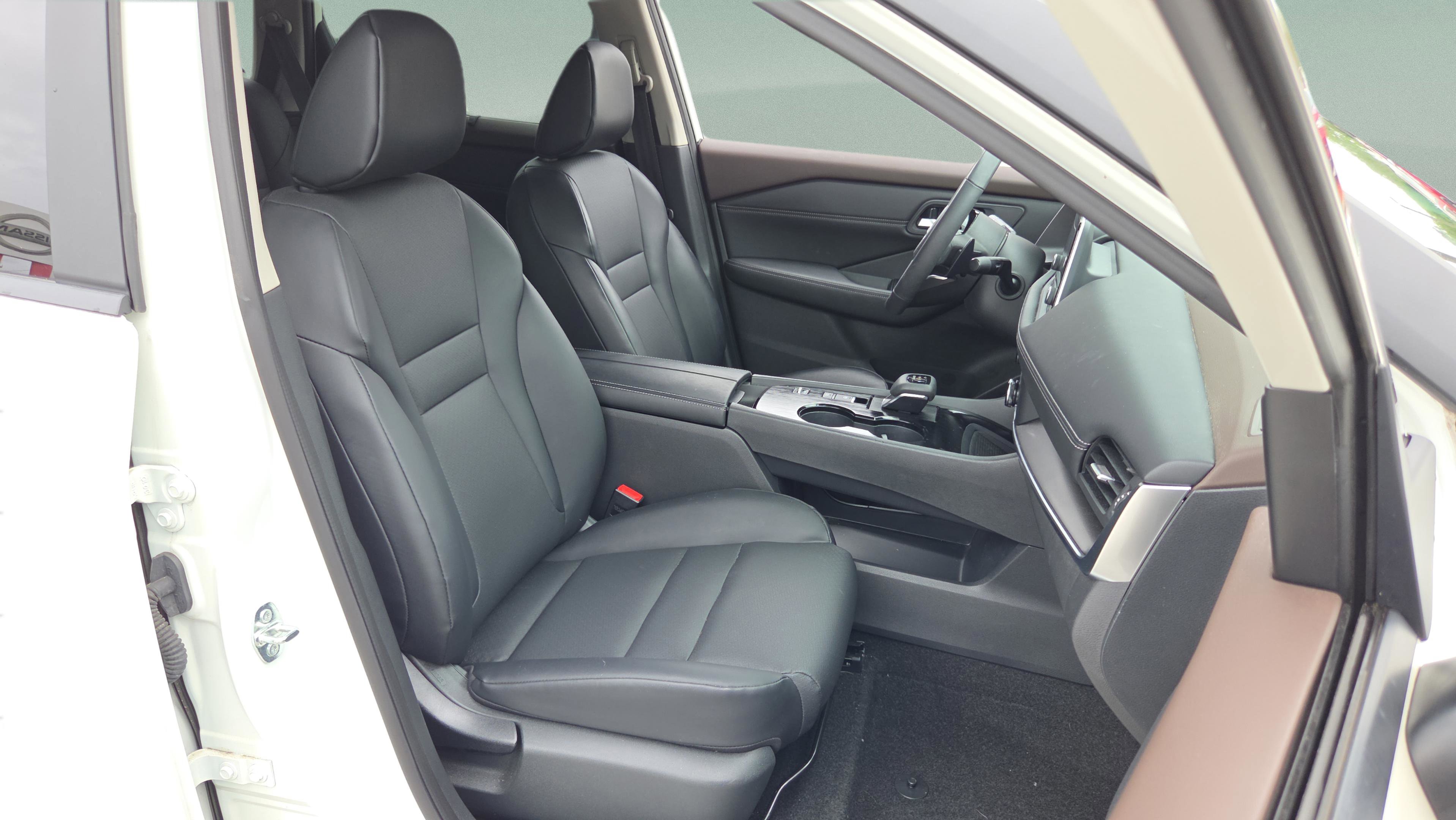 Used 2023 Nissan Rogue SV w/ SV Premium B Package image 15