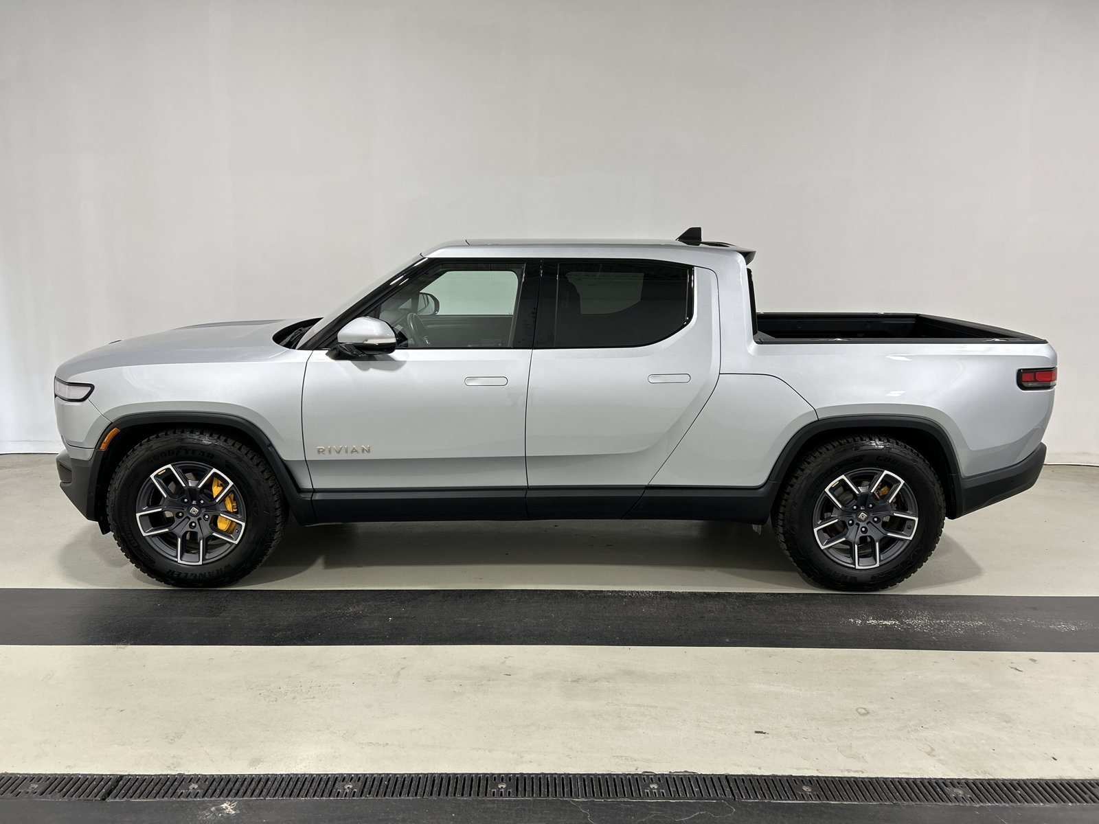 Used 2022 Rivian R1T Adventure AWD/4WD image 2