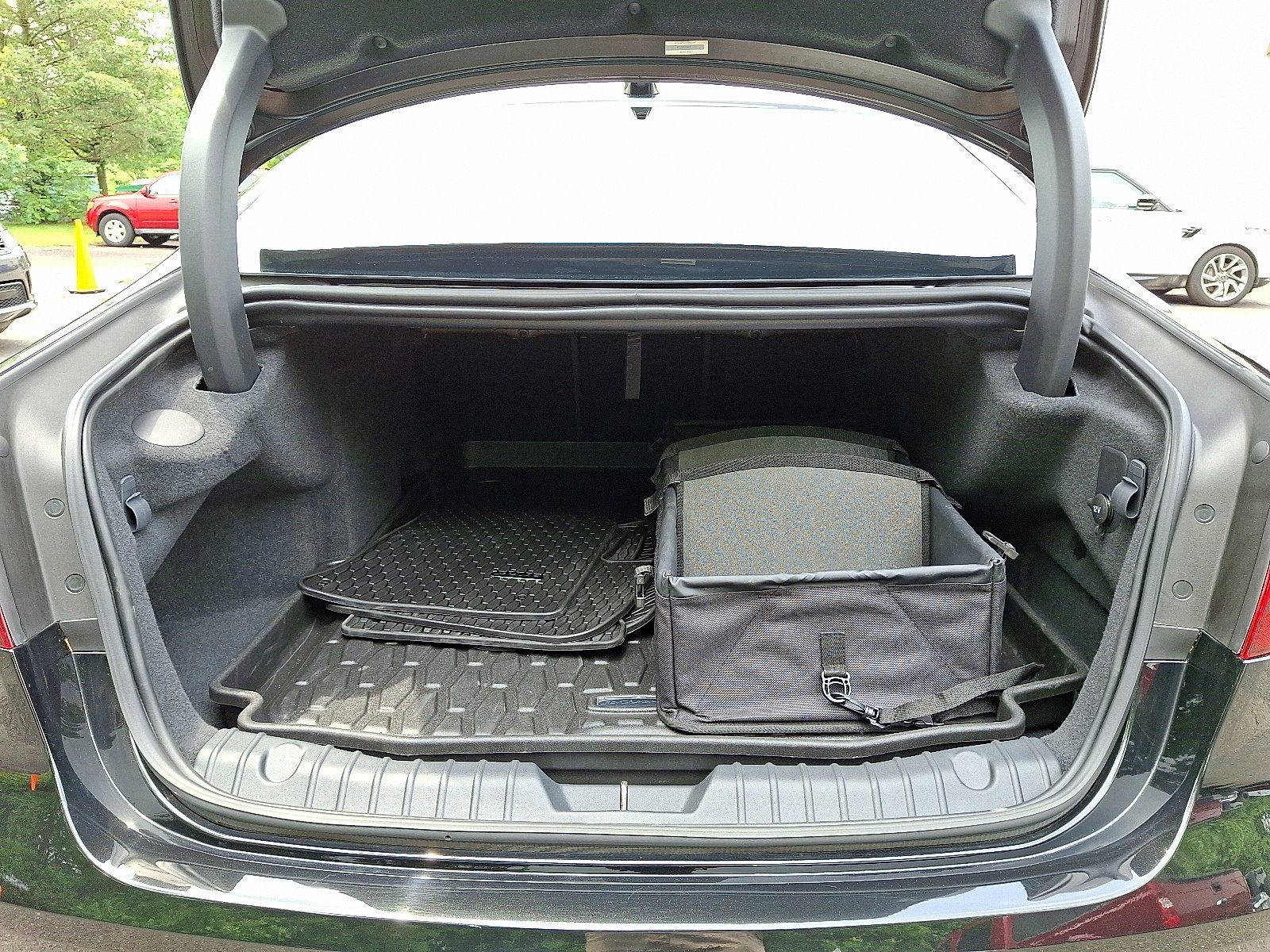 Certified 2024 Jaguar XF R-Dynamic SE image 29