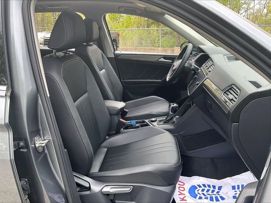 Certified 2023 Volkswagen Tiguan SE w/ Panoramic Sunroof Package AWD/4WD image 11