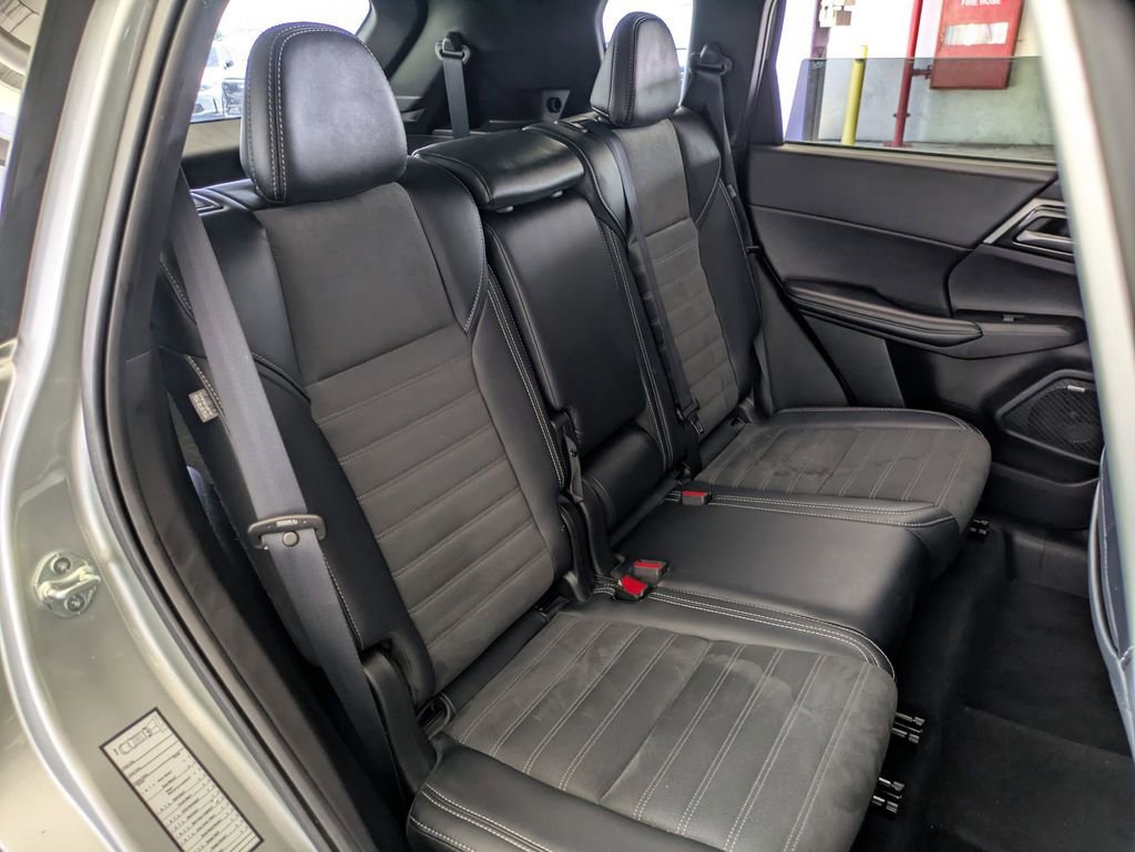 Used 2025 Mitsubishi Outlander SE AWD/4WD image 27