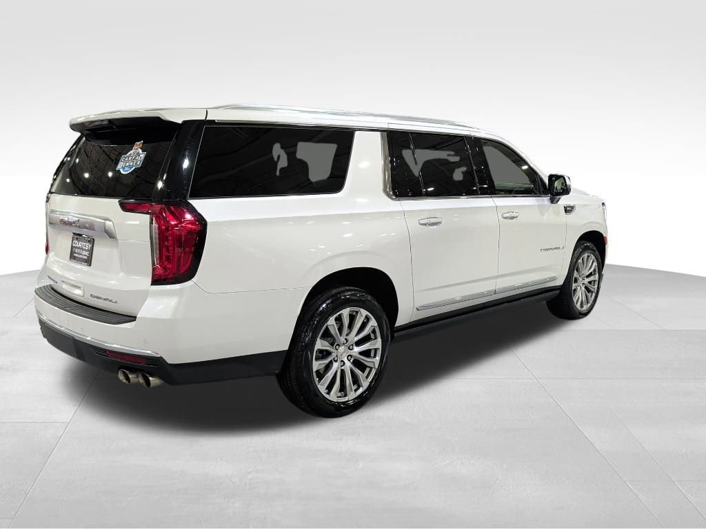 Used 2022 GMC Yukon XL Denali w/ Denali Premium Package image 8