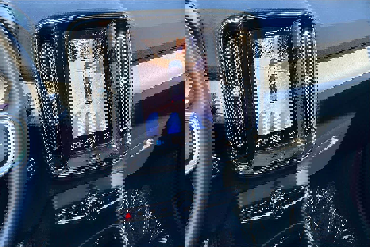 Used 2024 Volvo XC40 B5 Plus w/ Protection Package Premier image 7