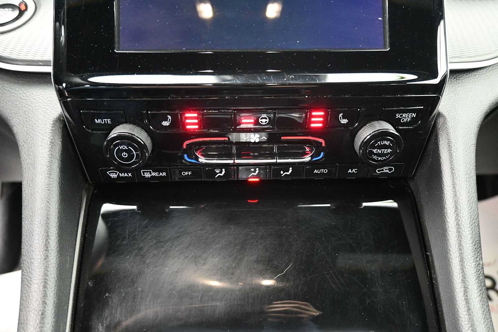 Used 2024 Jeep Grand Cherokee Laredo X w/ Luxury Tech Group I AWD/4WD image 13