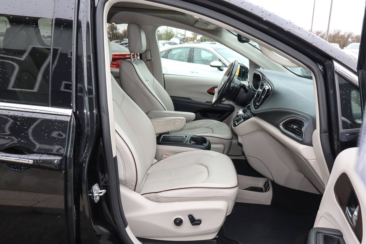 Used 2020 Chrysler Pacifica Limited image 31