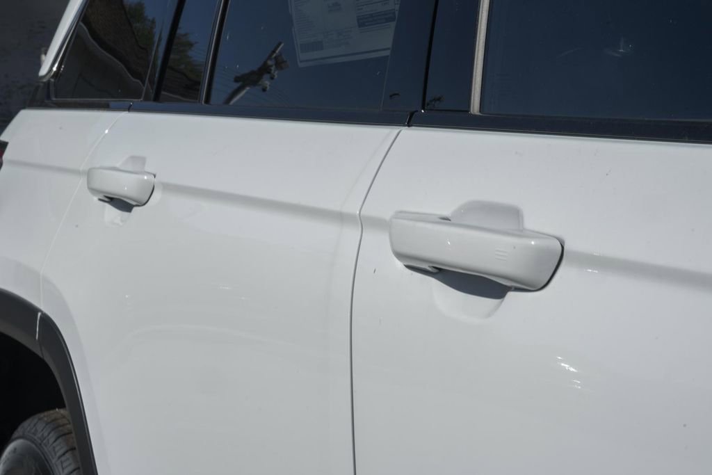 New 2025 Jeep Grand Cherokee Laredo X w/ Luxury Tech Group I image 15