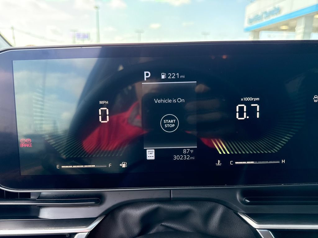 Used 2025 Kia Carnival FWD image 18