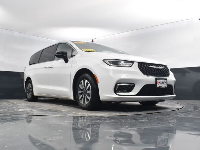 Used 2024 Chrysler Pacifica Select image 52