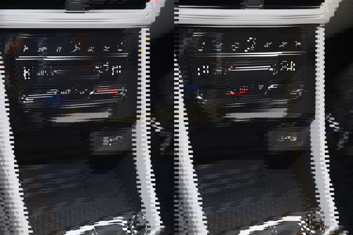 Used 2025 Volkswagen Jetta SE image 26