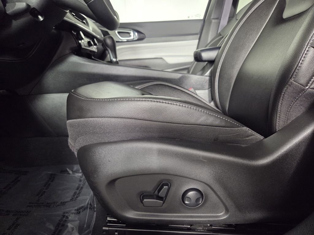 Certified 2025 Jeep Compass Limited image 13