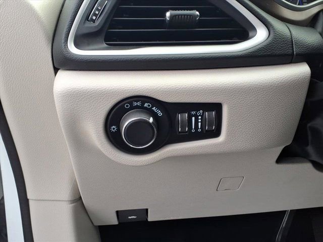 Used 2023 Chrysler Voyager LX image 21