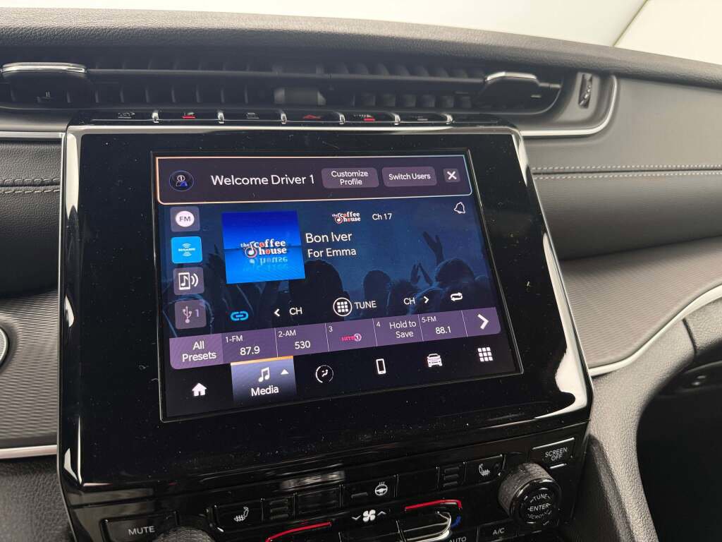 New 2025 Jeep Grand Cherokee Altitude image 28