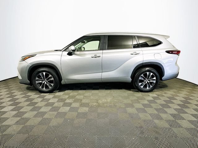 Certified 2025 Toyota Highlander XLE FWD image 5