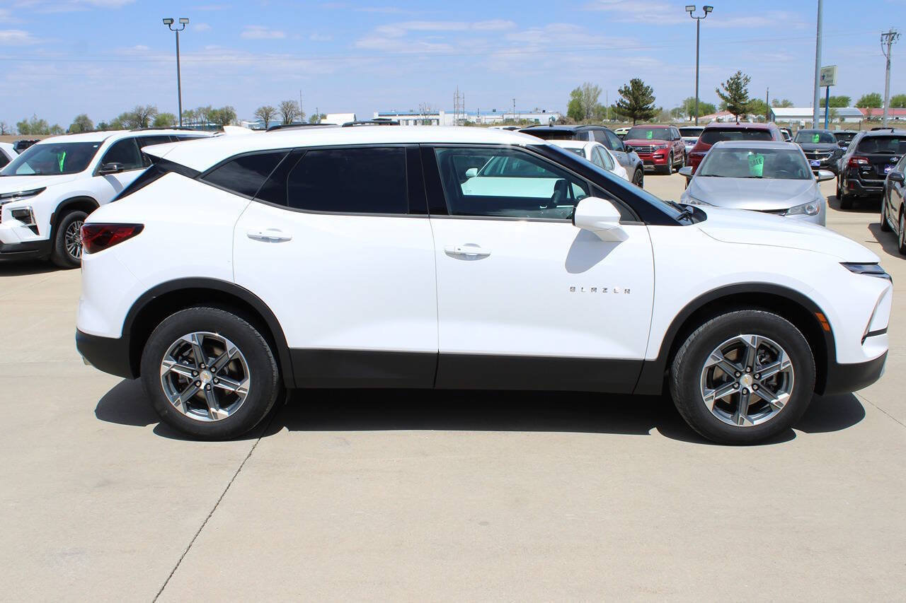 Used 2025 Chevrolet Blazer LT AWD/4WD image 4