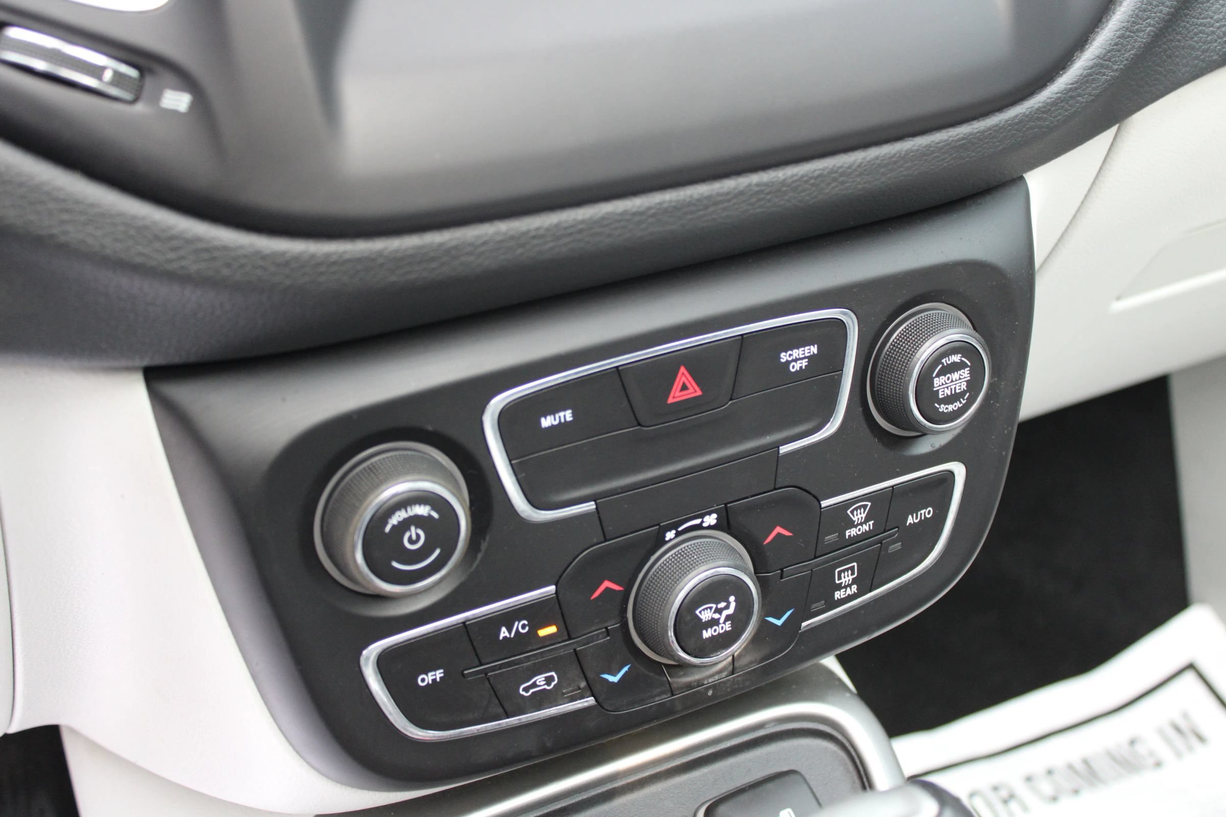Used 2019 Jeep Compass Latitude FWD image 12