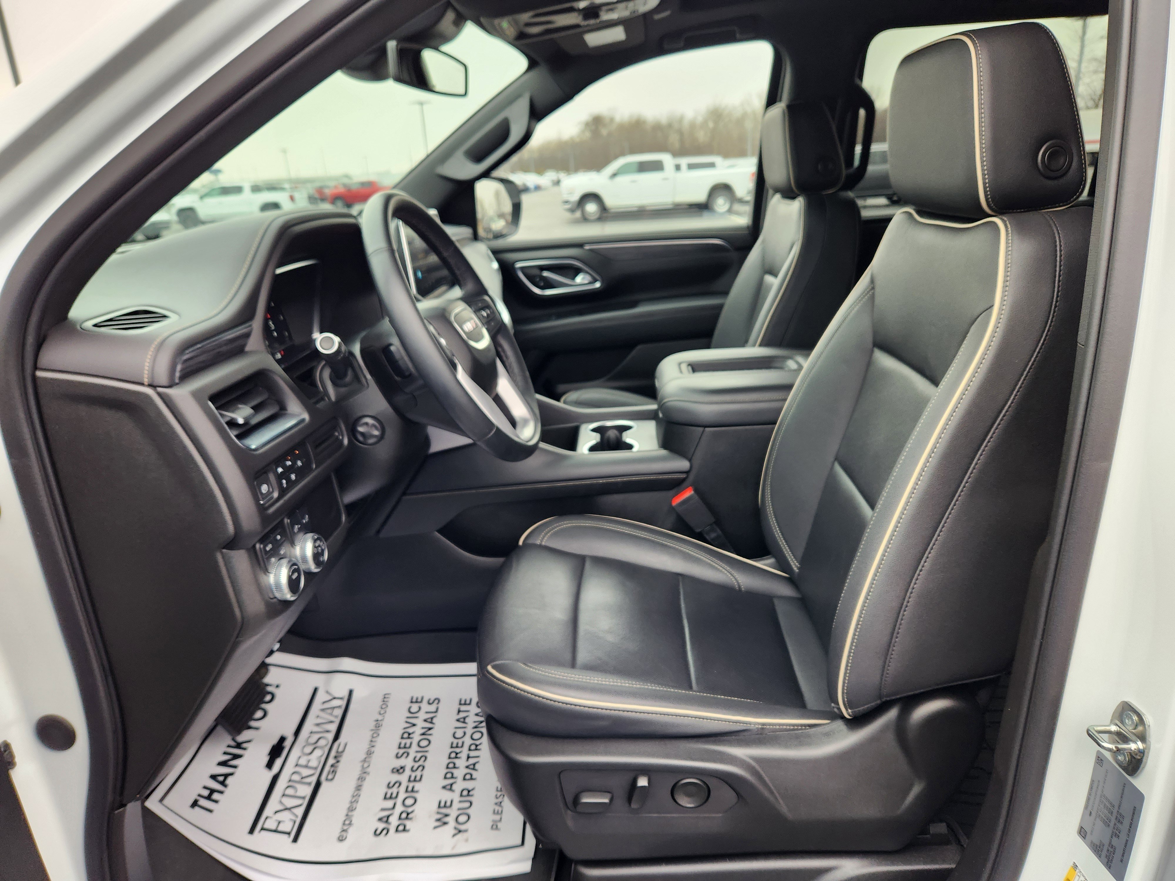 Used 2023 GMC Yukon XL SLT w/ SLT Luxury Package image 13